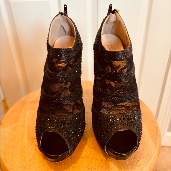 Lauren Lorraine Black Lace Peep-Toe Heels - Picture 1 of 6